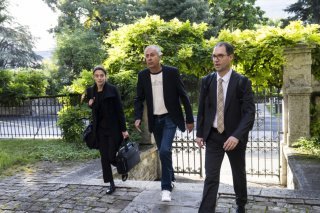 Cédric Flaction, entouré de ses avocats, a été condamné en appel mardi matin par le Tribunal cantonal valaisan. KEYSTONE/CYRIL ZINGARO